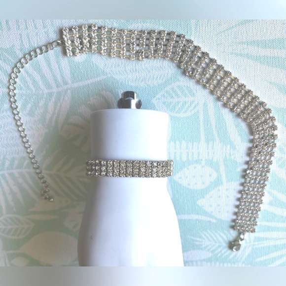 Rhinestone embellished Sparkling choker & bracelet 2 Piece Cosmetic Jewelry Set - Picture 1 of 6